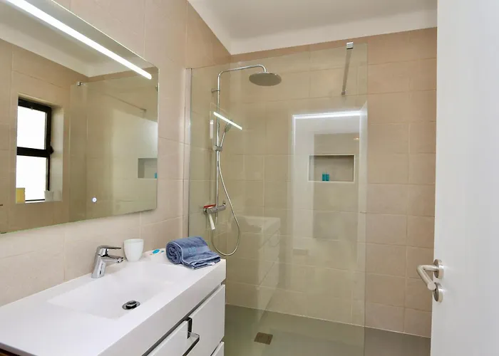 Fig Villa- Cleverdetails, Sleep 8, Pool, Children Playground, Ténis Court